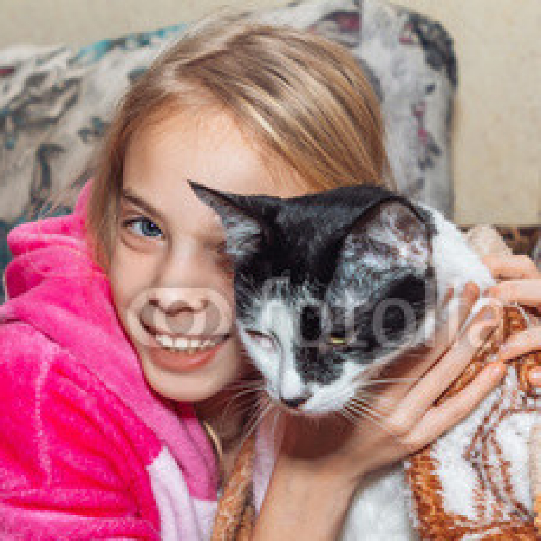 Cute-little-girl-with-cat-at-home.jpg